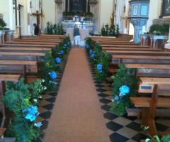 Le Pomelie - Chiesa addobbata con fiori celesti