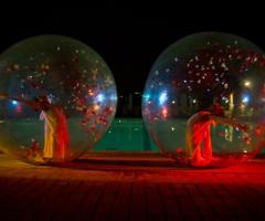 Spettacolo di danza dentro una bolla