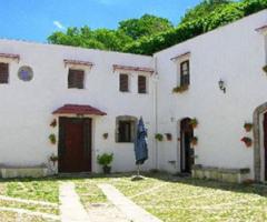 Cortile rustico dell'agriturismo per ricevimento di matrimonio presso Monreale (Palermo)