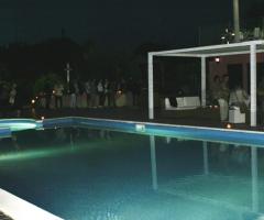 Piscina illuminata per un matrimonio di sera - I Calanchi Country Hotel & Resort