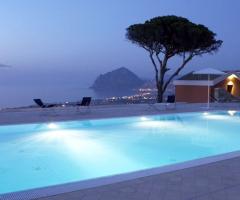Piscina e panorama del Parco degli Aromi
