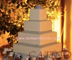 Torta nuziale con decorazioni in argento