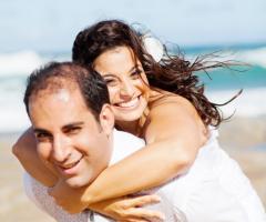 Foto degli sposi sulla riva del mare - iovideo