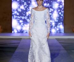 Abito in pizzo pregiato con cintura resa particolare da strass al centro - Atelier Laura La Spina