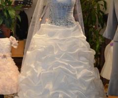 Vetrina con abito da sposa