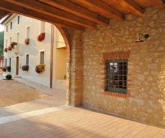 Il portico in legno e pietra