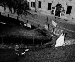 Bianco e nero tra il borgo