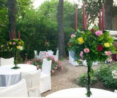 Allestimento dei tavoli di matrimonio in giardino