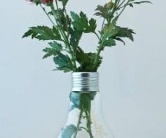 Vaso originale ricavato da una lampadina come regalo agli invitati