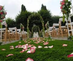 Petali di fiori per la cerimonia di matrimonio