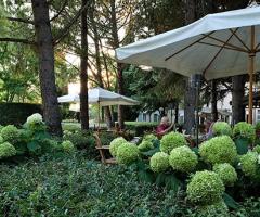 Ricevimento di matrimonio nel giardino dell'hotel