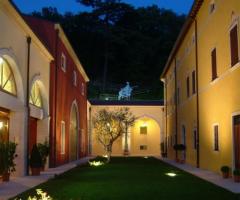 Cortile interno del borgo illuminato per la sera