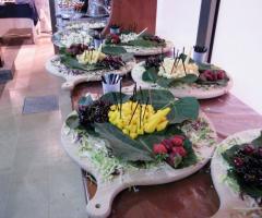 Tavolo con aperitivi misti presso il ristorante di matrimoni a Siracusa