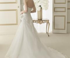 Vestito da sposa con coda lunga - Collezione Luna Novias