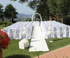 Allestimento del giardino per la cerimonia di matrimonio civile