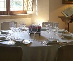 Allestimento di tavoli per il matrimonio al Convento della Madonna