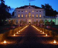 Ingresso illuminato alla villa