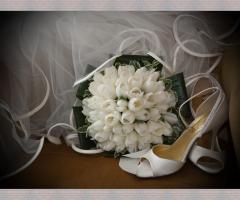 Scarpe e bounquet della sposa
