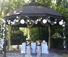 Gazebo allestito per la cerimonia di nozze
