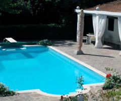 La piscina della villa per il matrimonio