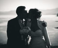 Emanuele Sorrentino PH - Bacio sposi in controluce