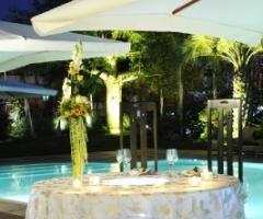 Tavolo nuziale a bordo piscina