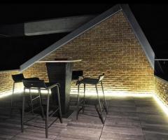 Cortile di sera per un matrimonio alternativo