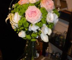 Bouquet della sposa con rose rosa e perle