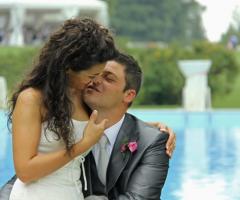 Fotografia degli sposi a bordo piscina