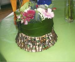 Centrotavola con fiori colorati e ramoscelli