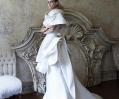 Abito da sposa dalle linee geometriche