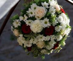 Composizione con rose rosse