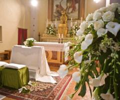 Rose e calle per l'addobbo in chiesa