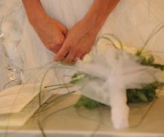 Dettaglio bouquet, libretto e mani sposa