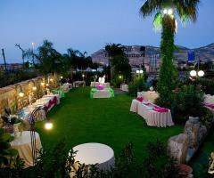 Il giardino curato e immerso nel verde