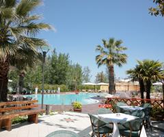 Vista della piscina della location di nozze