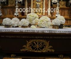 Allestimento floreale moderno in chiesa