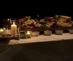 Tavolo apparecchiato con candele per gli sposi