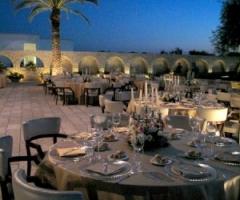 Relais Polvere di Rose - Allestimento del banchetto di nozze all'aperto