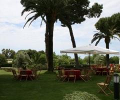 Allestimento tavoli per le nozze in giardino