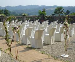 Disposizione sedie per la cerimonia di nozze all'aperto