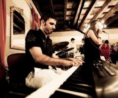 Enrico alla tastiera durante un matrimonio