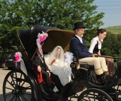 La sposa sulla carrozza verso la chiesa per la cerimonia di matrimonio