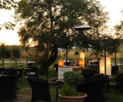 Matrimonio in giardino con lanterne illuminate - Agriturismo Hornos