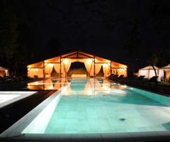 Il fascino della piscina illuminata di notte