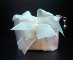 Borsettina porta confetti in tessuto rosa con coccinella in argento