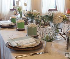 Matrimonio eco chic con rami di nocciolo e tulipani