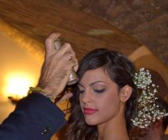 Acconciatura con fiori applicati