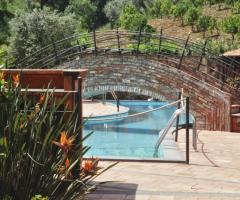 La piscina con ponticello in pietra