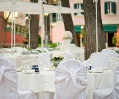 Casa Resta - Allestimento del banchetto di nozze in giardino